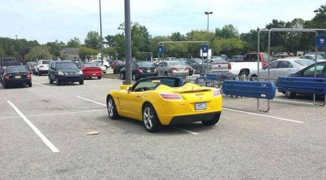 兰博基尼横停占4车位引公愤 有钱任性车主称楼都是我的