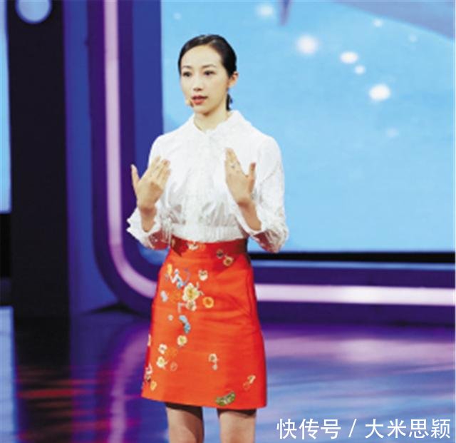 韩雪白鞋被粉丝踩,下意识做的动作,很可爱接地