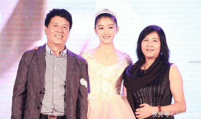 520关晓彤撇男友鹿晗?独自与爸爸关少曾温馨