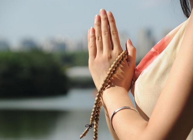 手脱皮是什么原因?不一定就是坏事,这样做,还