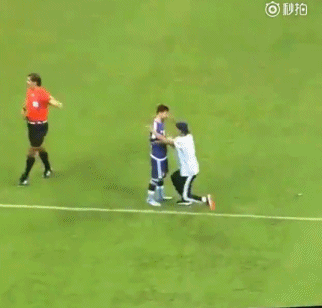 请收下我的膝盖!阿根廷球迷闯入球场跪拜梅西