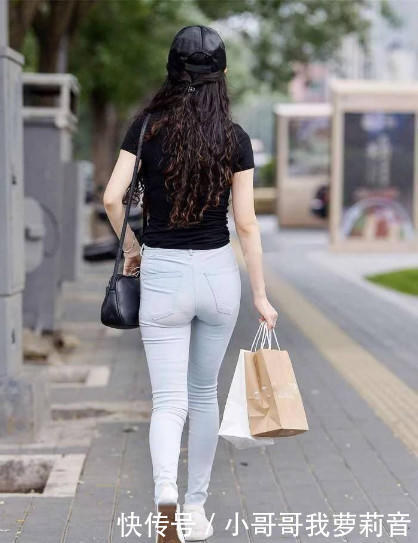 街拍:紧身牛仔裤的时尚辣妈,勾勒出丰腴好身材
