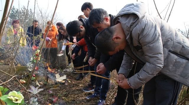 男子爱吃野外,祭祖时发现大蛇捉回家炖着吃了,第二天让人傻了眼