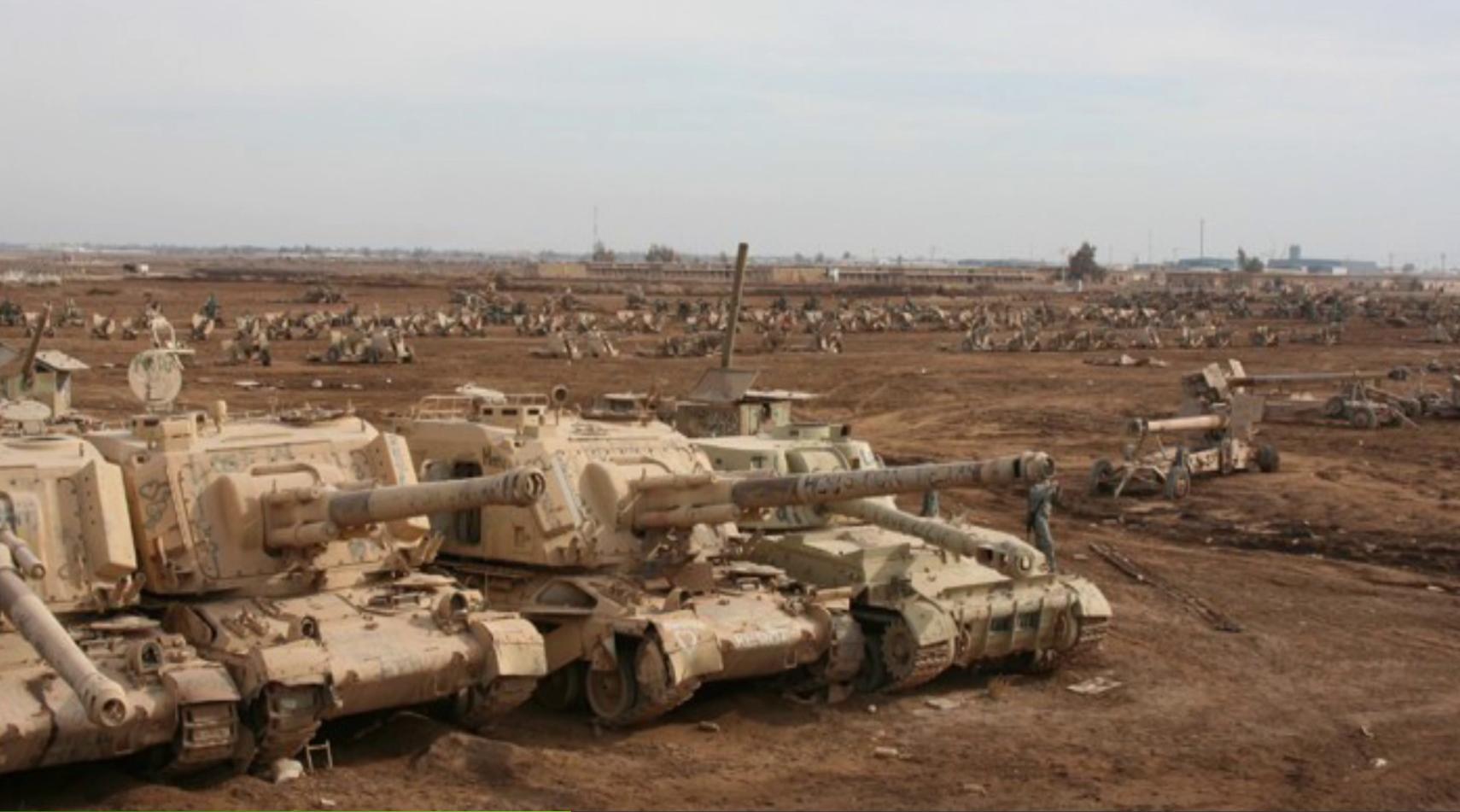 美军在中国产69式坦克残骸前涂鸦废坦克成堆