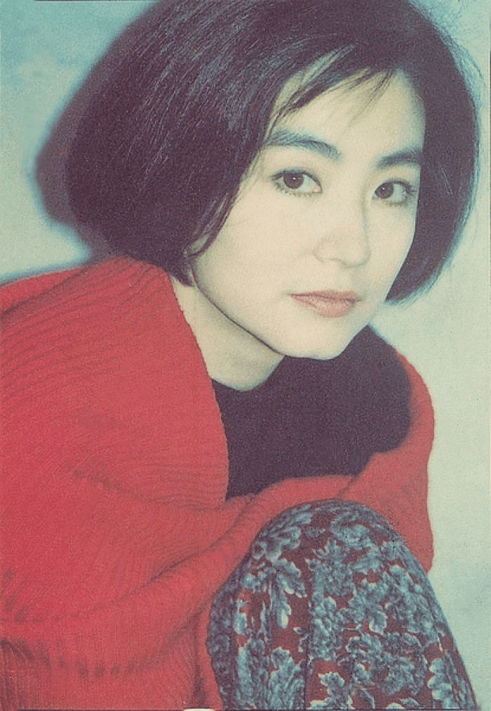 林青霞与女儿逛街被拍！60多岁的她双手仍细嫩教主还是那个教主！