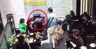 女大学生脚踹 母亲首度回应质疑 两天前, 小编推送过这样一篇微信内容