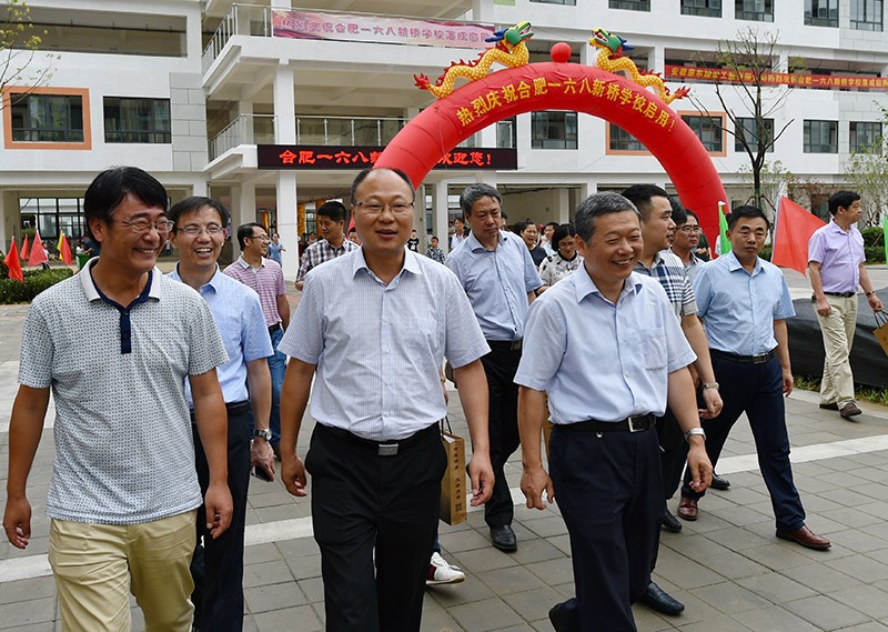 仪式上,桑林兵,查凯,阮厚广,陈忠好分别代表区工委管委会,市教育局,一