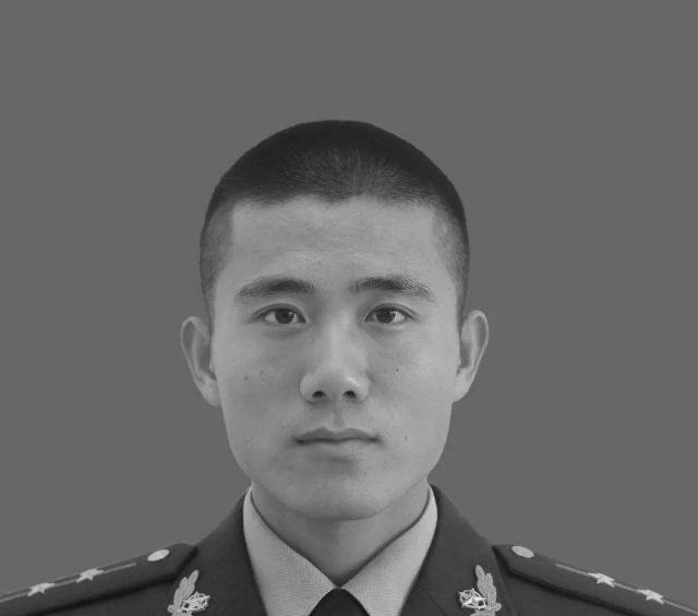 23岁烈士王成龙为救战友牺牲,母亲洒泪我儿回