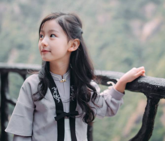 9岁成为当红最小女主播,被称为小杨幂的她时尚