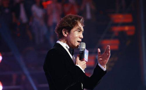 现在回想李咏被爆料移民美国,还被网友群嘲,其