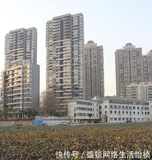 武汉卓尔球场成为一片菜地,两年球场情况类似