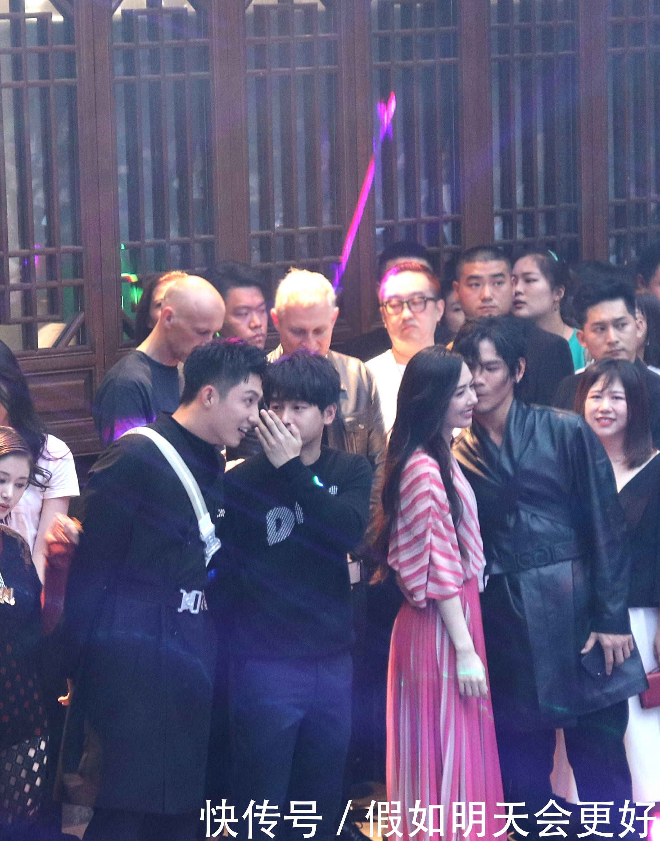 郭碧婷嘟嘴对向佐求亲亲,向佐反应好甜,网友却