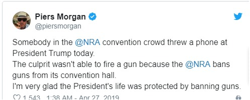 现场直击!特朗普正准备演讲 台下突然飞来一部