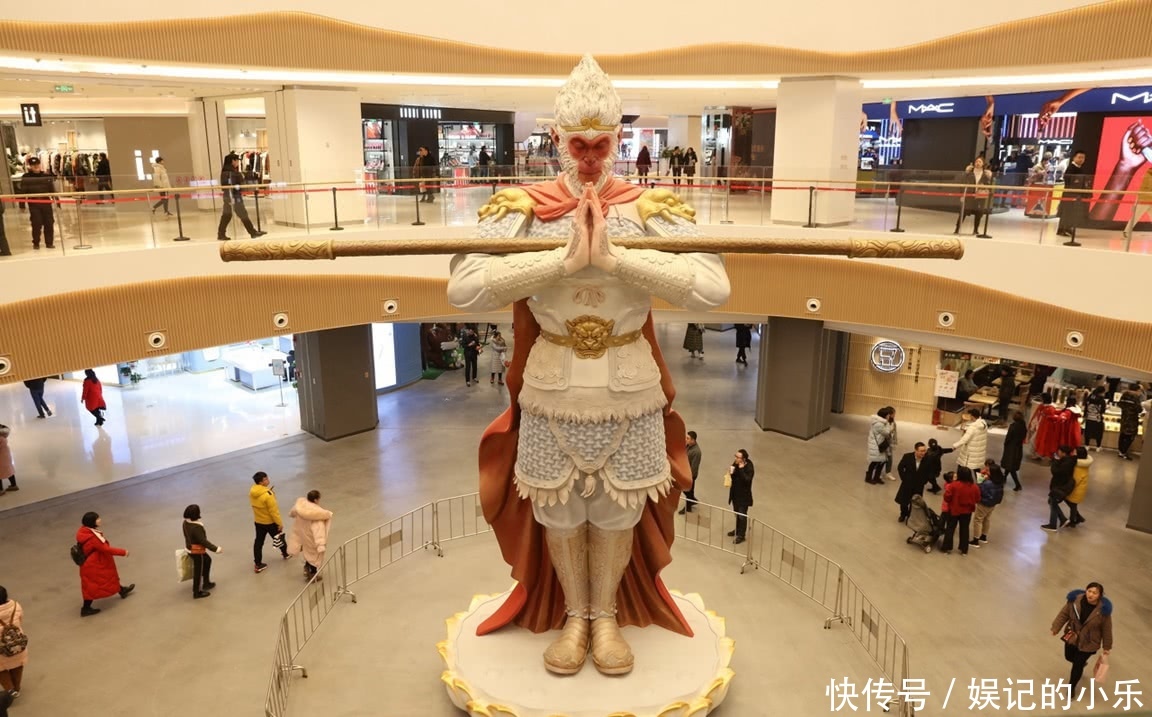 西安商场图集孙悟空雕塑,引人停足观看!
