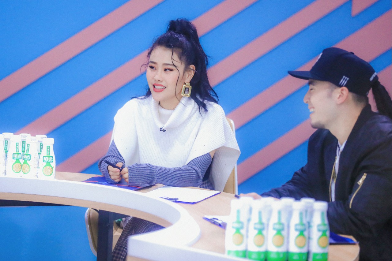 袁娅维《以团之名》力任声乐老师 自如展现“双面”魅力