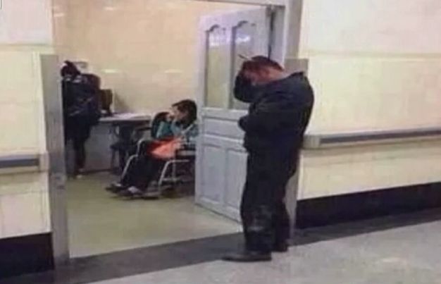 男子头插水果刀淡定就医,医生询问原因后让人哭笑不得