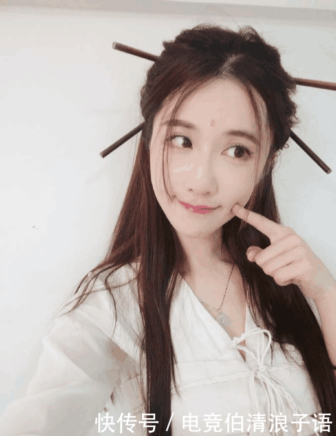 当红女主播轩子巨2兔COS周芷若, 曾因直播尺