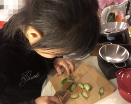 黄奕女儿自己动手做饭，年仅5岁就获国际大奖，获网友认可