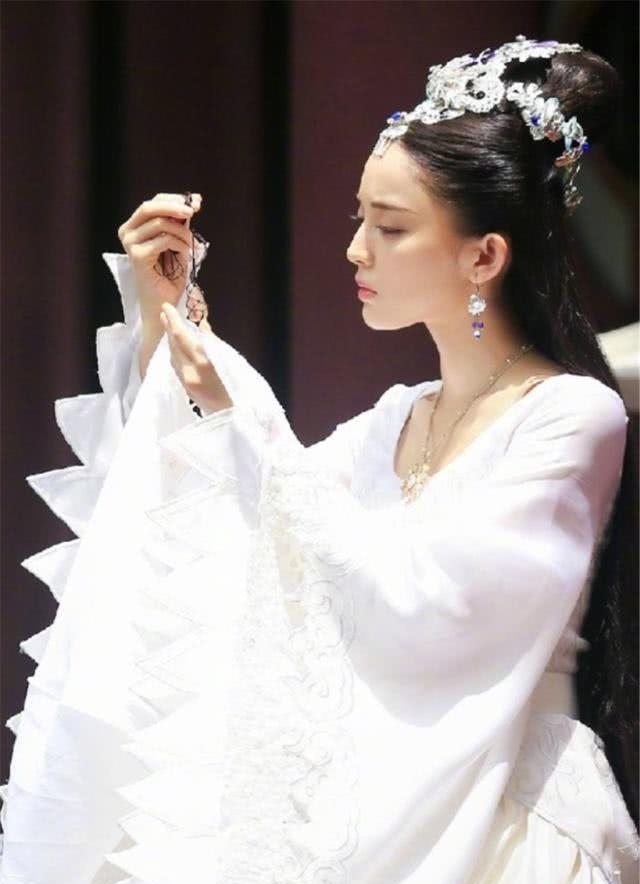 她意外穿成炮灰女配,携带美食系统,与金手指空