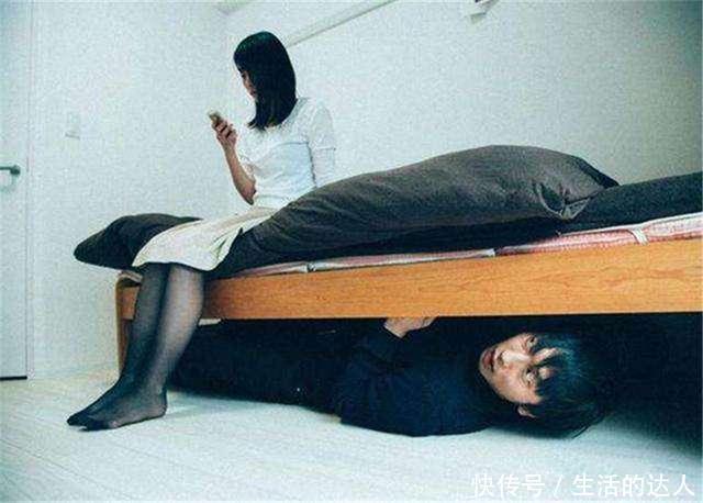 女教师下班回家,发现床底高跟鞋被人动过,偷偷看了眼床底,傻了