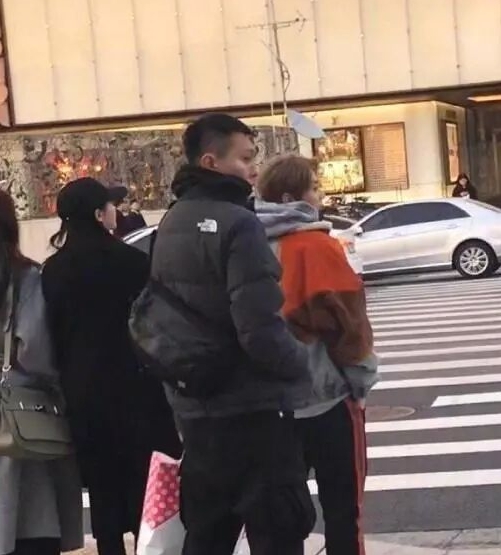 鹿晗带关晓彤韩国旅游,两人同享一件衣服,不止