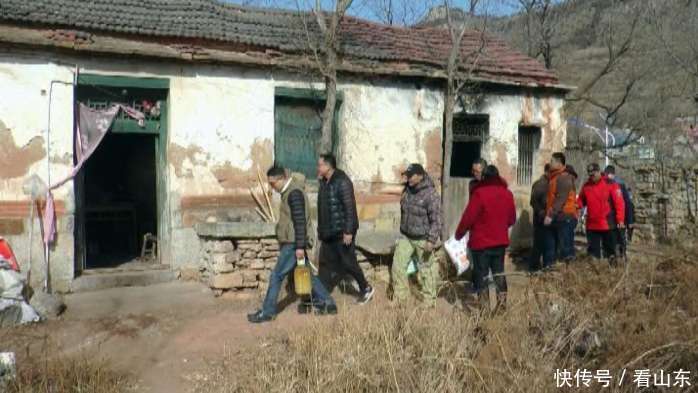 越野志愿者给贫困山区送万元春节礼物 把老爷