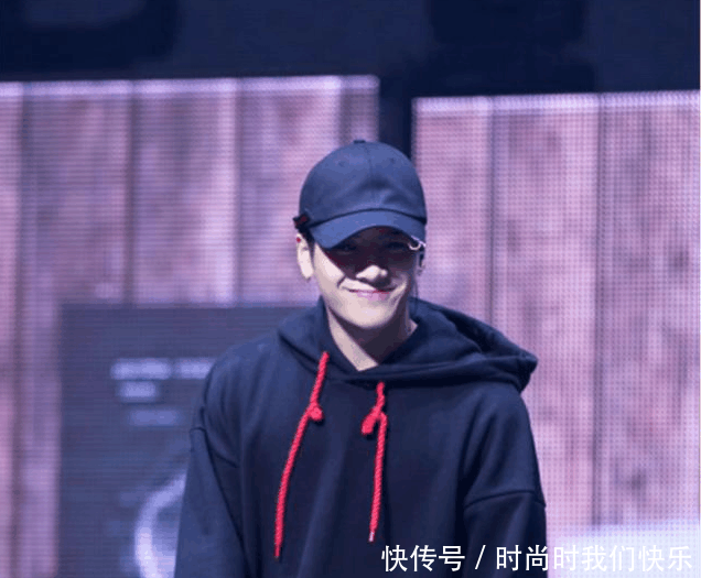 卫衣上的带子原来还能这么玩,太有创意,以前