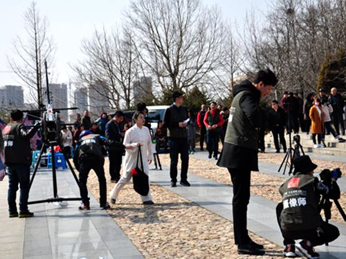 孤山镇拍摄杏花节旅游宣传片
