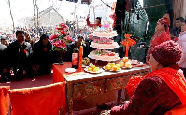 在我们村里有个这样的风俗,老人家寿宴,儿女需要为寿星跪拜,以示孝心