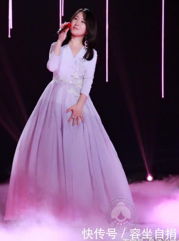 杨钰莹甜美献唱《流淌的歌声》,自述当年外来