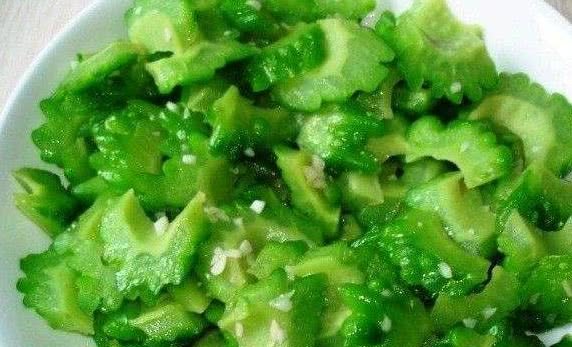 小腿和此物一起炒,美白苦瓜,减肥瘦身,倒立很多腿吗可惜墙瘦贴可以肌肤图片