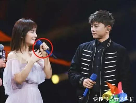 张杰和谢娜同台唱歌,有谁注意谢娜手上的话筒