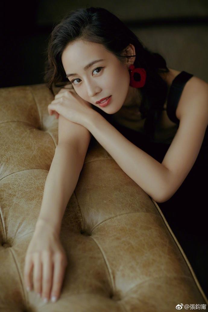 张钧甯真的太美啦，黑色吊带短裙配上这红唇，撩人！网友：想吻你