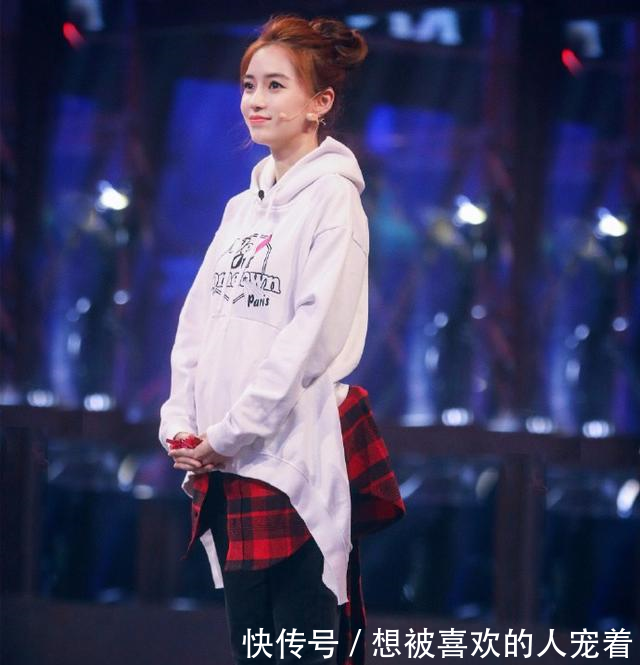 关晓彤长裙里套秋裤算什么,杨颖直接在短裙里