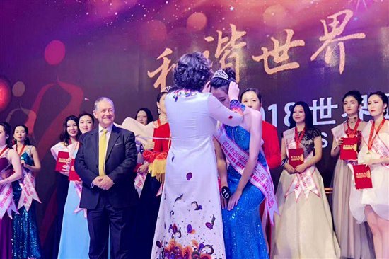 万万没想到，参选2018亚裔小姐的佳丽们输给了这位颁奖嘉宾！
