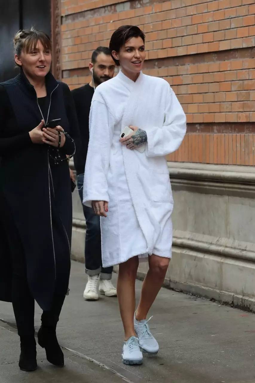 30 岁的澳洲中性女模鲁比·洛斯e又出来撩妹啦