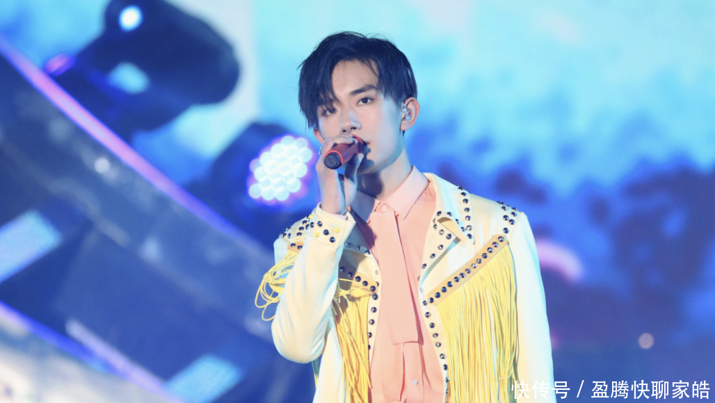 易烊千玺现身中戏开学典礼发言终有一天会找到