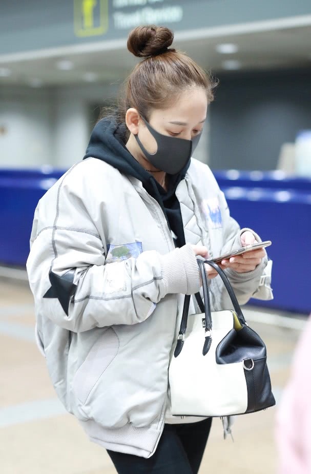 不要再露脚踝了,学陈乔恩把裤子塞进鞋子里,显