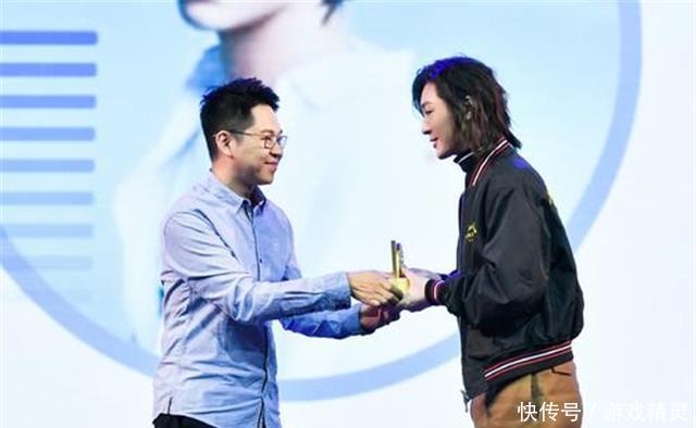 虎牙王者荣耀主播大战,张大仙直播失误不断,浣熊君转播讽刺