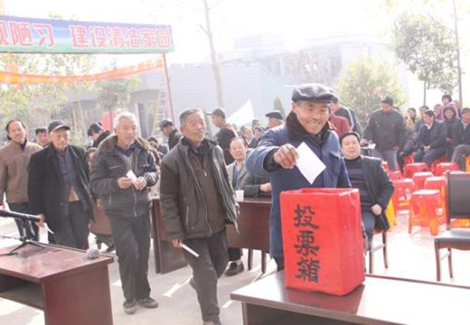 农村选举村干部,有年龄限制吗?能不能连任?