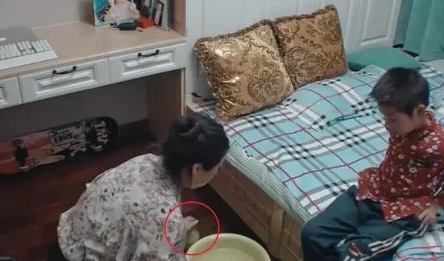 变形计城市妈妈给孩子洗脚,妈妈手上的物品,网