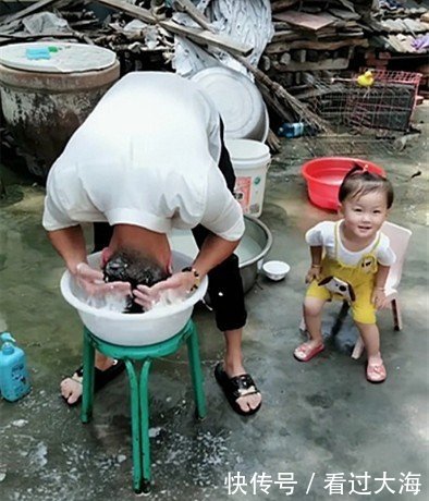 怕弄湿衣服,宝宝赶快搬了个凳子坐好,可爸爸惨