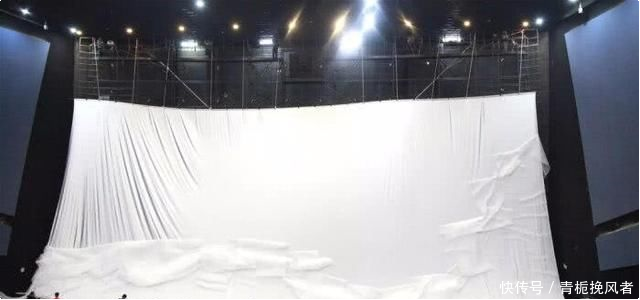 IMAX银幕被划破,电影院损失上百万,网友:难怪