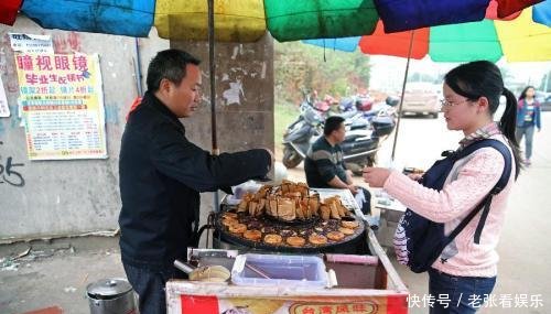大陆游客去台湾旅游,买了个甜筒,台湾大妈大陆