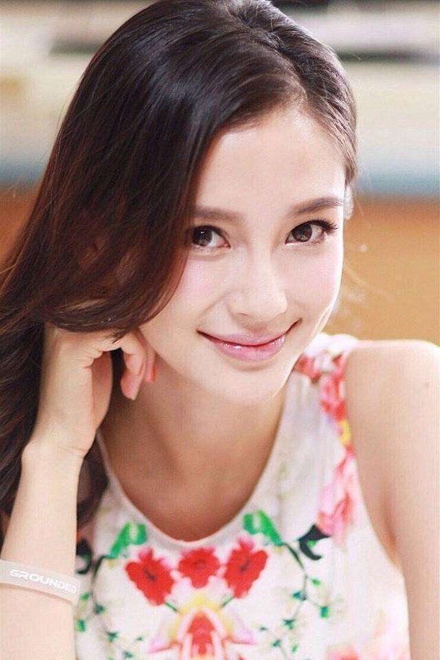 baby一身透视装过于暴露, 惹尴尬双手也没能遮