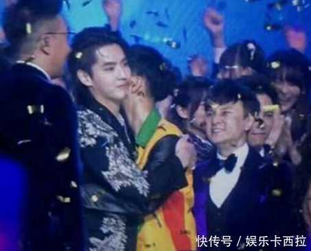 吴亦凡黄子韬罕见同框, 冰释前嫌拥抱在一起