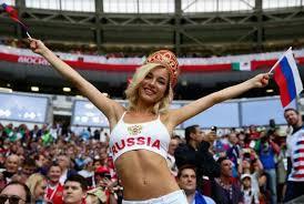 前凸后翘大长腿! 俄美女球迷堪比战略武器 媒体嘲讽英球迷怂成猫