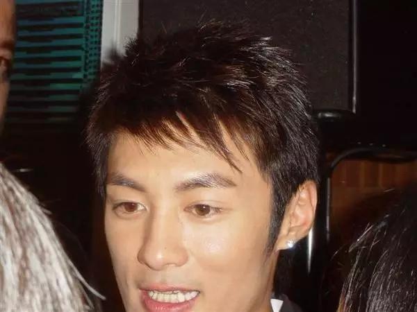 两只眼睛大小眼严重,左眼明星比右眼大,就像是装了一只义眼一般