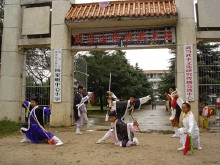 武当山传真武术院坐落在武当山麓,太极湖畔的梅子沟,由武当龙门派第二