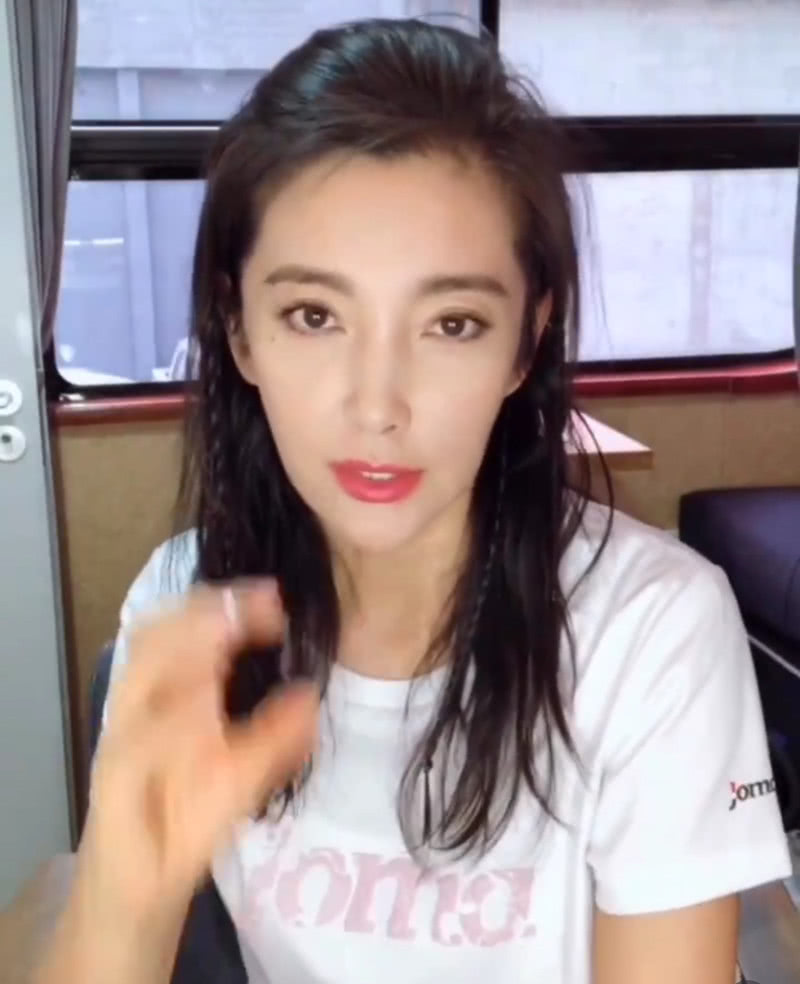 她为了耐老,一天吃下5个百香果,今45岁不化妆